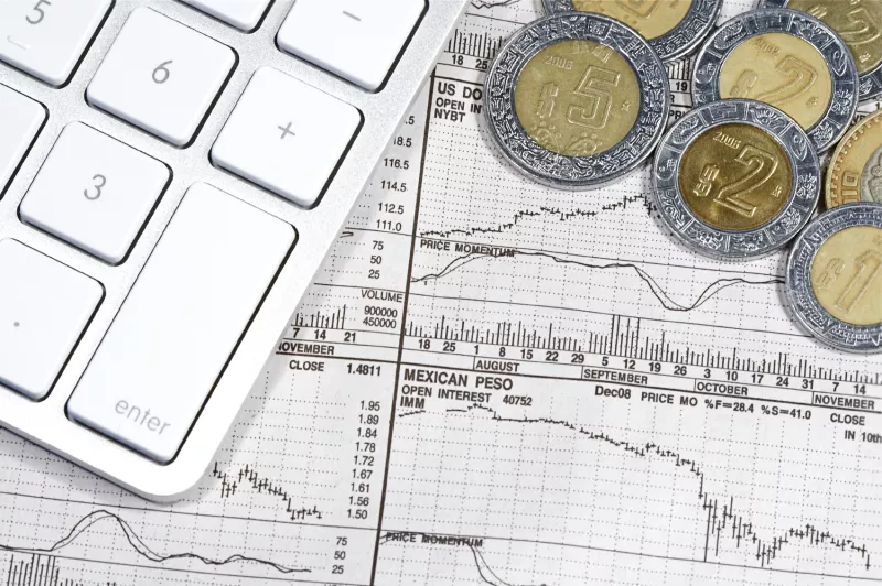 En mayo el peso ha perdido cerca de 7% ante el dólar.