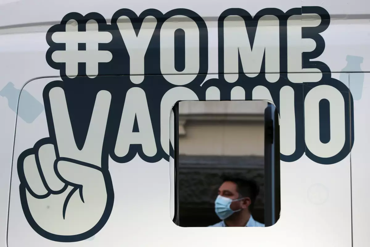 Un hombre espera fuera de un centro de vacunación móvil en Santiago, Chile. 