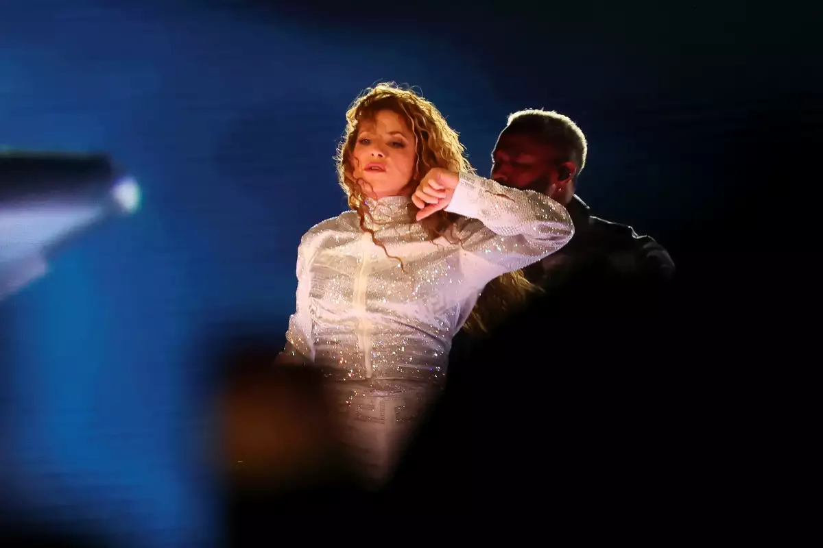 Foto de Shakira en el escenario del estadio GNP con un bailarín detrás