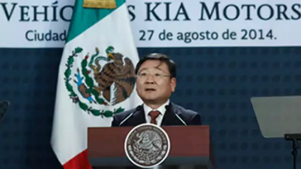 Hyung-Kun Lee, vicepresidente de Kia Motors, anunció la inversión en Nuevo León en un acto encabezado en 2014 por el presidente mexicano, Enrique Peña Nieto. (Foto: Cuartoscuro/Archivo )
