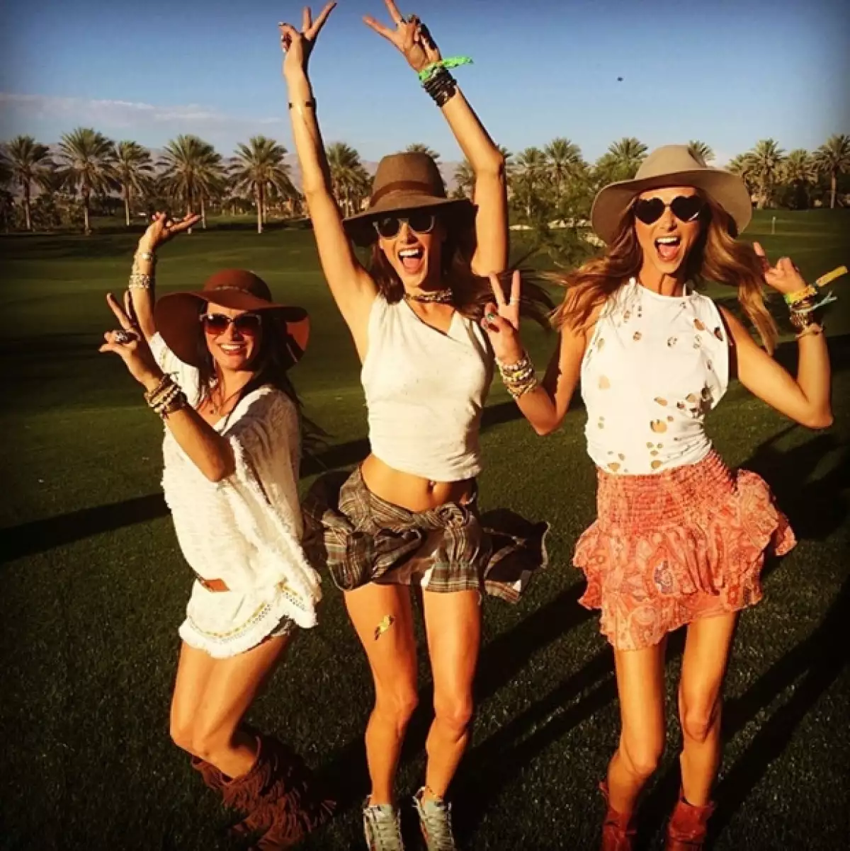 Junto con sus amigas, Alessandra se preparó desde temprano para disfrutar de un día de sol y mucho ambiente musical.