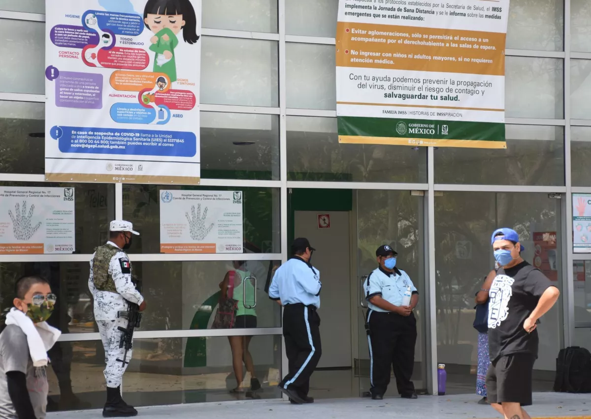 Elementos del ejército mexciano realizan acciones operativas para tomar el control del Hospital de Especialidades de la Región 510 y el Hospital General zona 3, ubicado en la avenida Cobá; ante la saturación del sistema de salud por el incremento de p