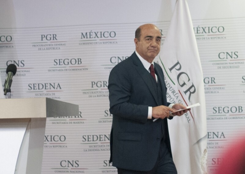En un delicado contexto sobre el hallazgo de restos humanos presuntamente pertenecientes a los 43 normalistas desaparecidos de Ayotzinapa, el procurador dijo ya estaba cansado de hablar para la prensa.