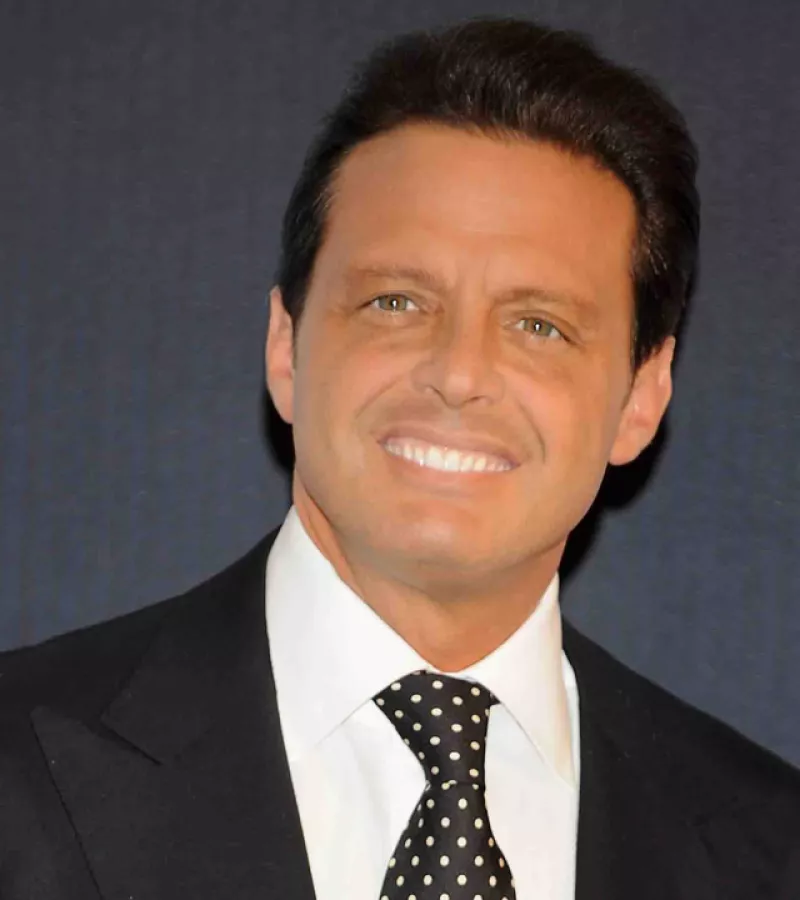 Luis Miguel- El Sol de México es realmente adorado por aquellos que son sus fans, pero toda a la otra mitad a quiénes no disfrutan de su música Luis Miguel puede ser realmente odioso.