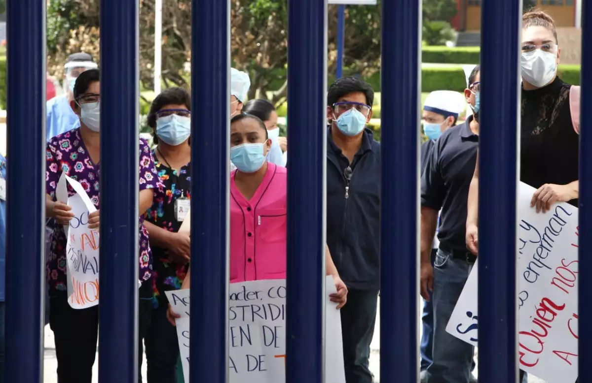 Personal médico del INER, protesta por falta de insumos de protección.