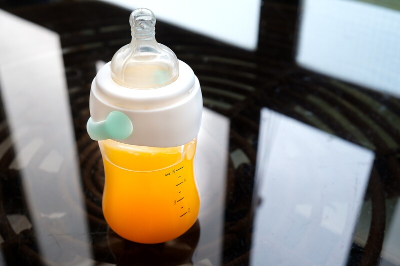 Biberón con jugo de frutas