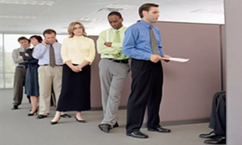 Tus amigos o contactos virtuales son una fuente para poder encontrar empleo, según los expertos.(Foto: Getty Images)