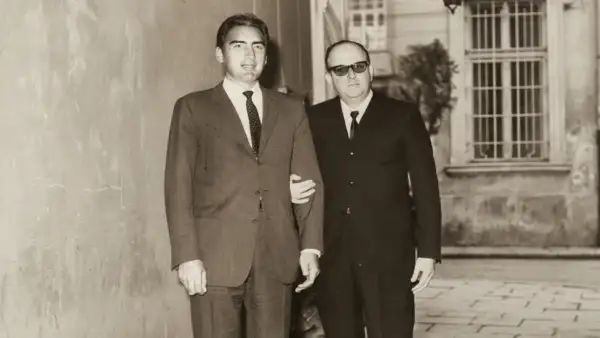 En la fotografía del lado izquierdo aparece Emilio Azcárraga Milmo, conocido como “El Tigre”, destacado magnate mexicano de los medios de comunicación, quien dirigió el Grupo Televisa de 1972 a 1997.