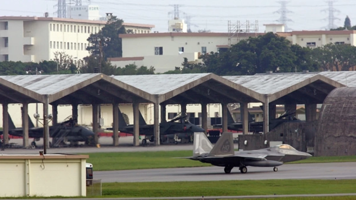 Un avión de la Fuerza Aérea estadounidense aterriza en la Base Aérea de Kadena, en Okinawa, sur de Japón