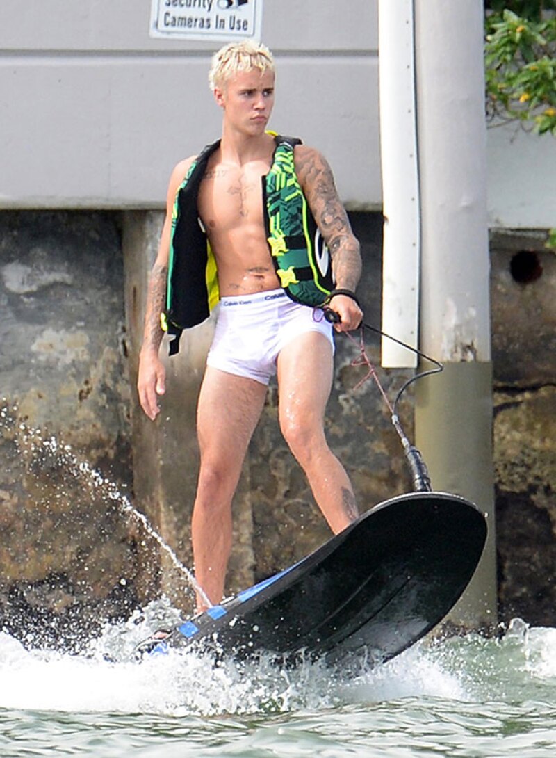 Justin practicó wakeboard sólo en sus Calvin.