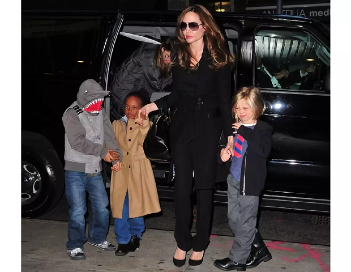 En esta foto: Zahara, Angelina y Shiloh.