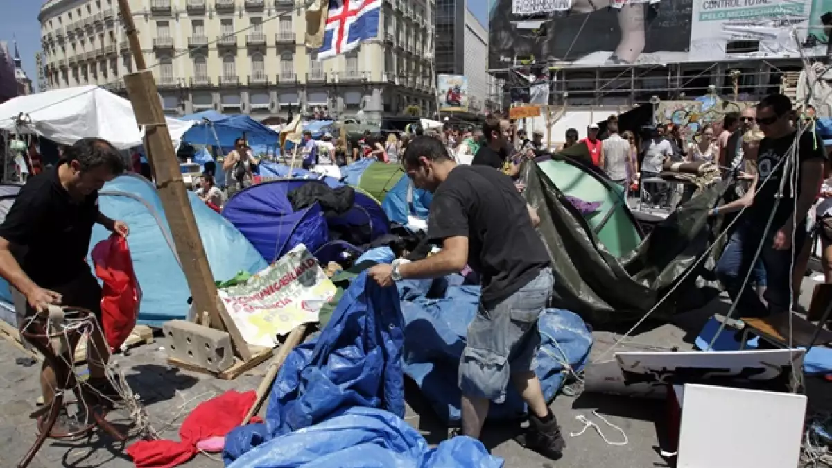 Los indignados de España levantan el campamento de la Puerta del Sol