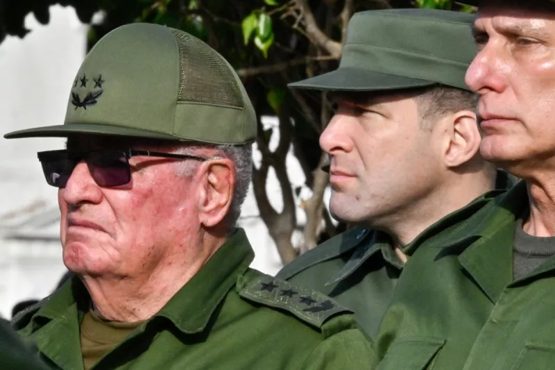 El presidente de Cuba, Miguel Díaz-Canel (R), el coronel Raúl Guillermo Rodríguez Castro (C), nieto del expresidente Raúl Castro, y el ministro de las Fuerzas Armadas, el general Álvaro López Miera, asisten al funeral de los 32 soldados cubanos asesinados durante la incursión estadounidense en Venezuela en el cementerio de Colón en La Habana, el 16 de enero de 2026.