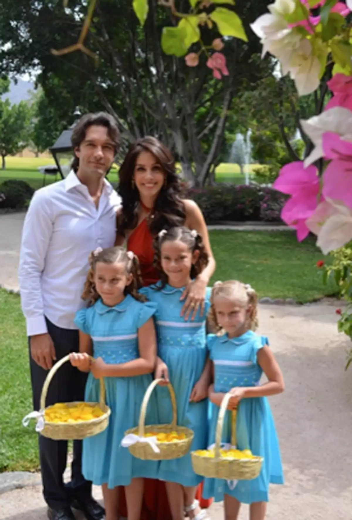 La pareja se dejó ver muy enamorada en una celebración familiar.