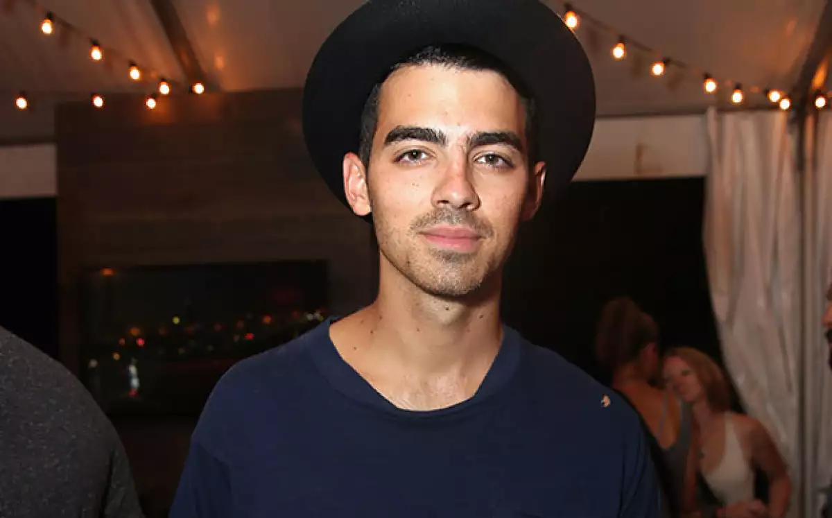 Joe Jonas aseguró que, a pesar de las reglas, le dio un gran abrazo a Britney.