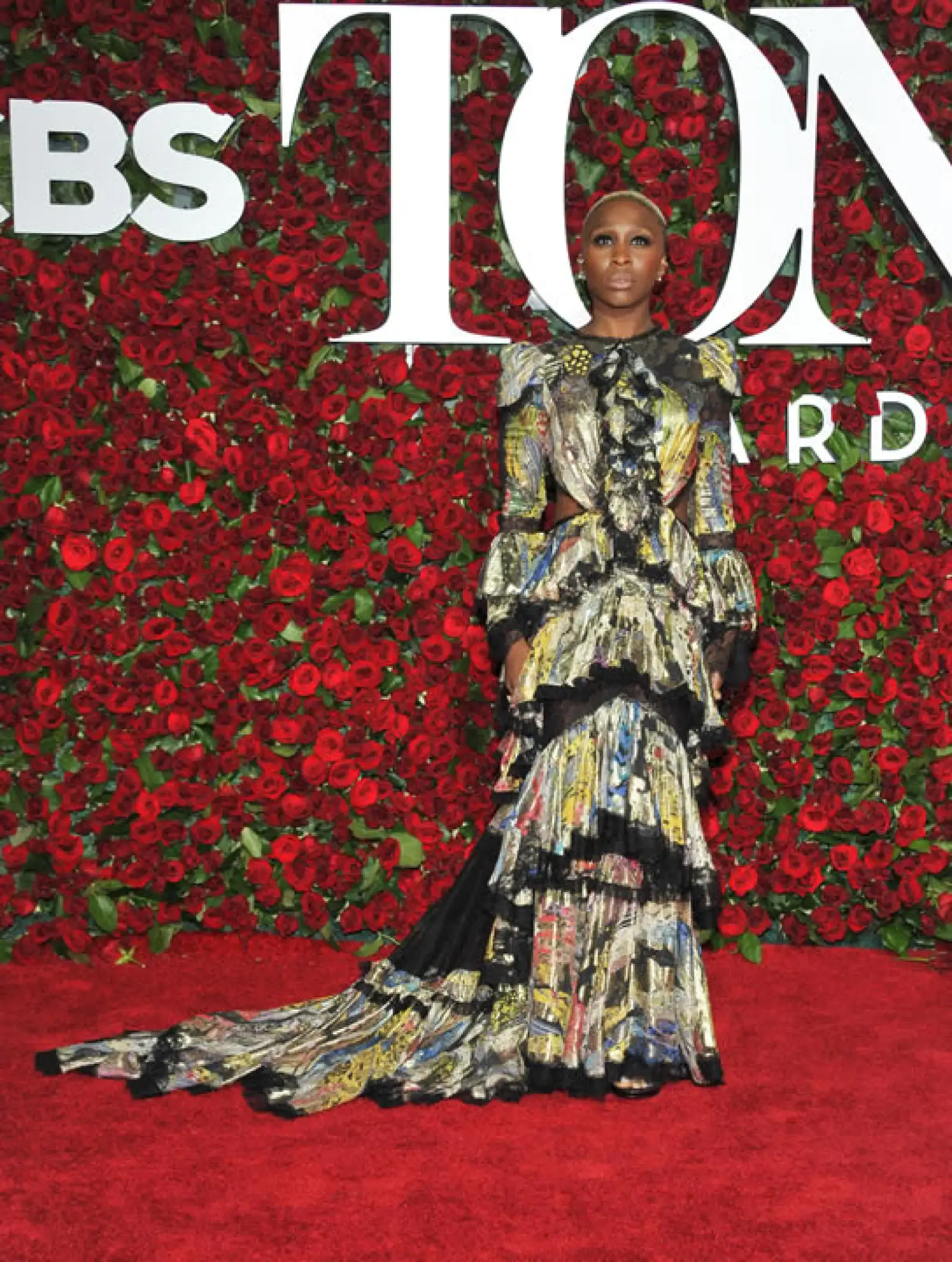 La actriz Cynthia Erivo llegó con un vestido estampado con hombreras y cut-outs.