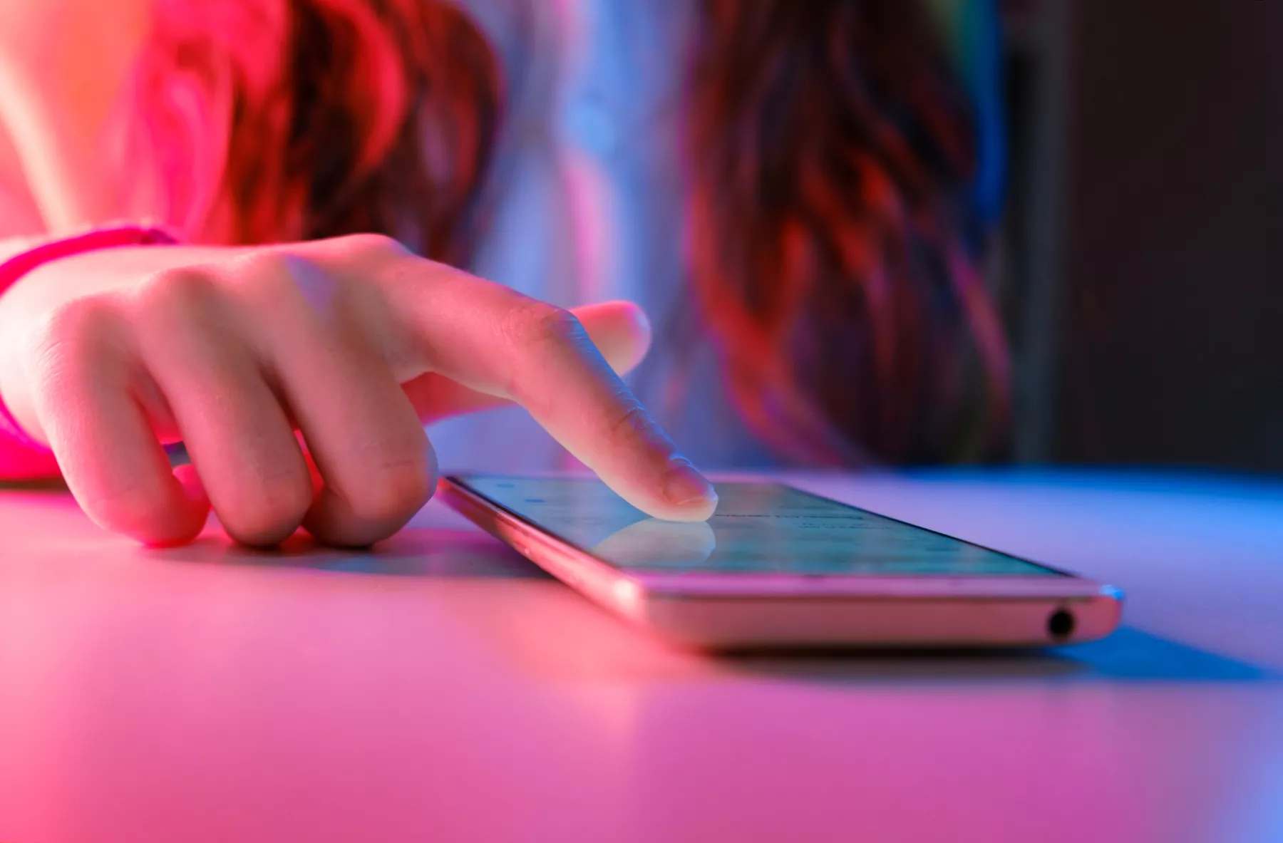El smartphone encarece la lista de regreso a clases 2025, ¿es indispensable para estudiar?