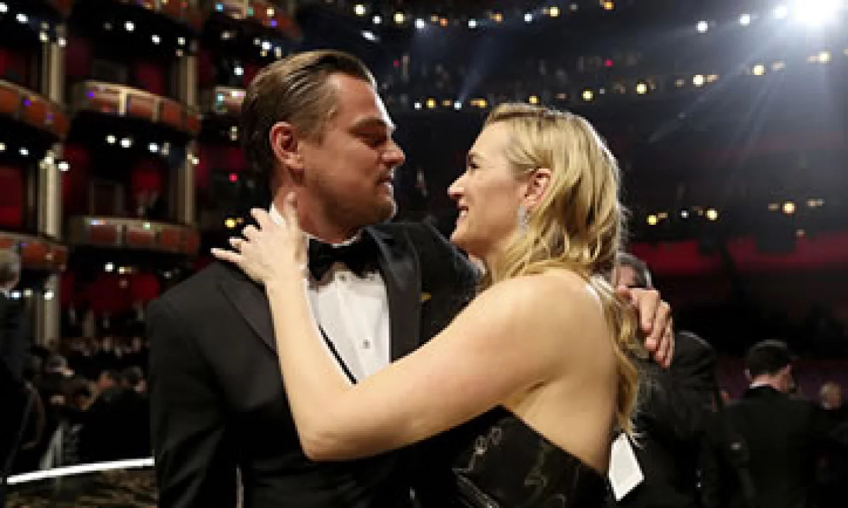 Leonardo DiCaprio es felicitado por Kate Winslet, su compañera en Titanic en 1997. (Foto: Getty Images/Archivo)