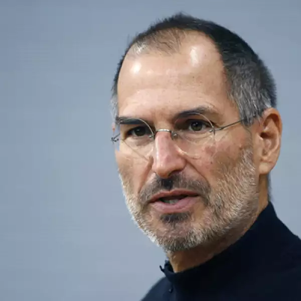 Finalmente, Jobs renunció a su puesto como CEO y Tim Cook, un veterano Mac con más de 12 años en la firma, asumió el puesto.