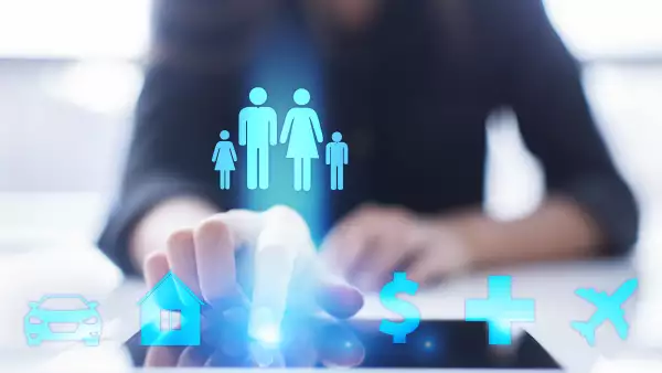 Una mujer está usando tablet y seleccionando un tipo de seguro.