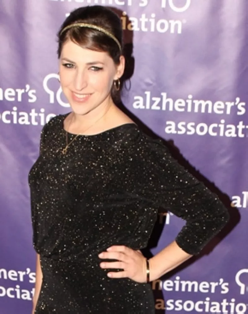 La tarde de ayer la actriz Mayim Bialik tuvo un accidente automovilístico a bordo de su Volvo.
