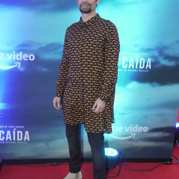 071122ALFOMBRAROJALACAIDA17.jpg