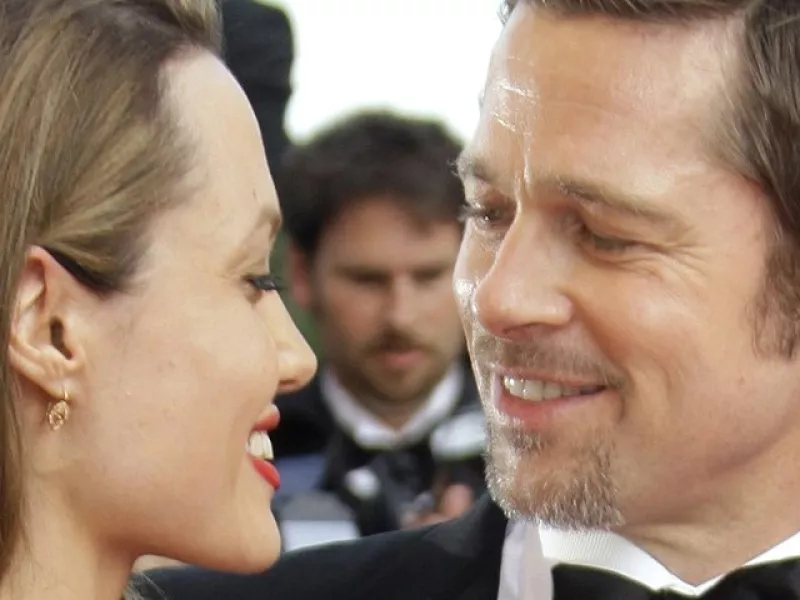 SÍ HAY AMOR. Según Brad y Angelina se separaban. Es cierto que amor no basta para mantener una relación y además, y bien dicen que éste no es eterno, pero por lo pronto esas miradas dicen que se quieren.