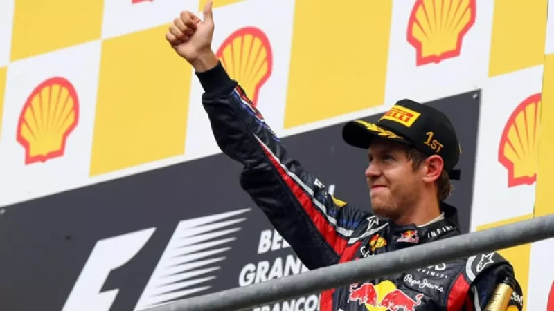 El piloto alemán Sebastian Vettel celebra en el podio su victoria en el Gran Premio de Bélgica de Fórmula Uno