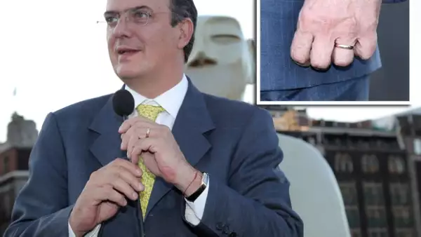 Ayer durante la inauguración de la instalación escultórica `Nuestros silencios´ el Jefe de Gobierno capitalino llegó sin su esposa pero con un gesto aseguró que, al menos en sentimiento estaba ahí.