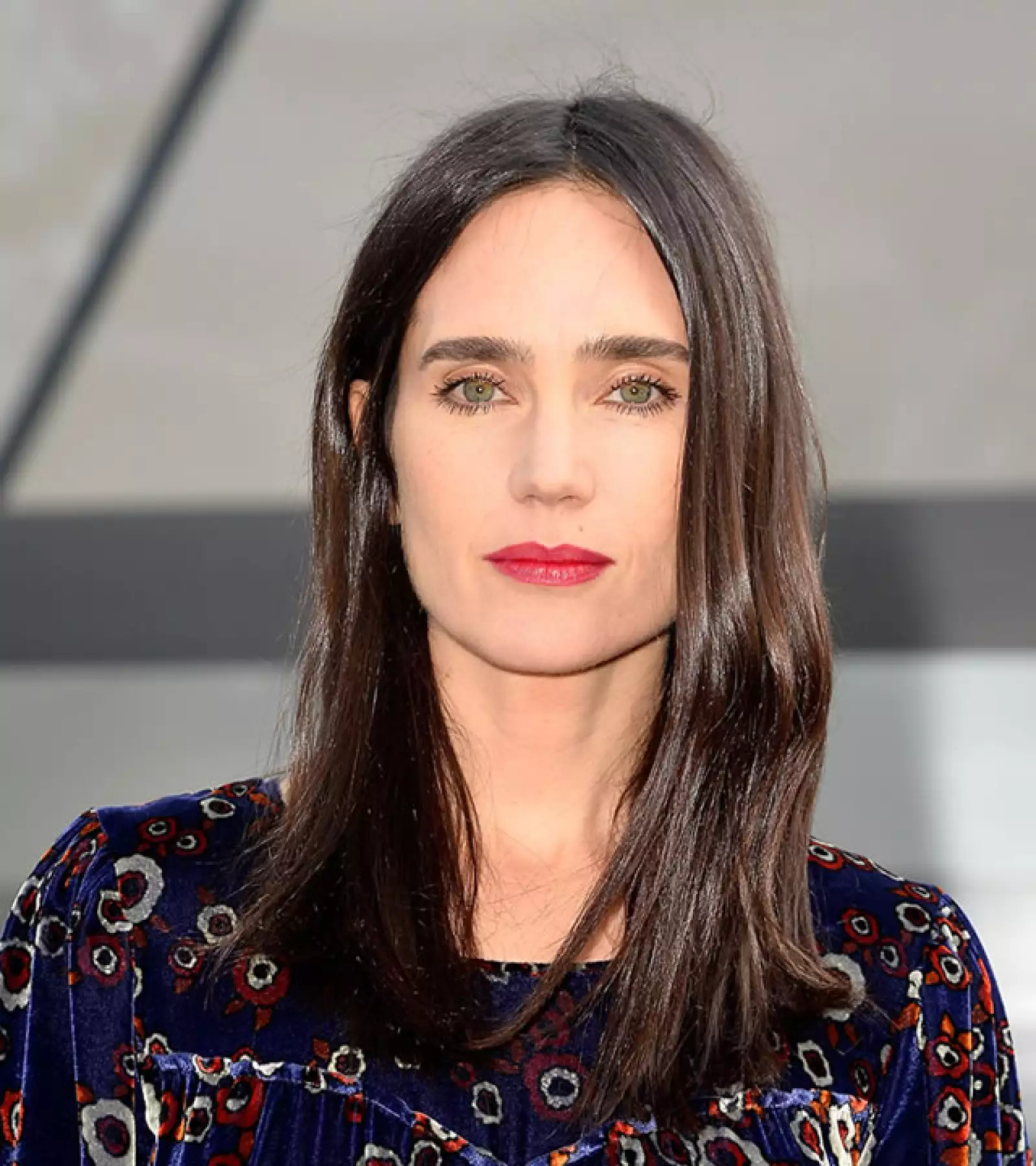 Jennifer Connelly estuvo presente en la pasarela de Louis Vuitton luciendo más guapa que nunca. Llevó el pelo suelto y lacio. Los ojos los llevo con rímel, resaltando su impactante color verde. Para darle luz y brillo a su cara, usó un lipstick rojo ideal para esta temporada.