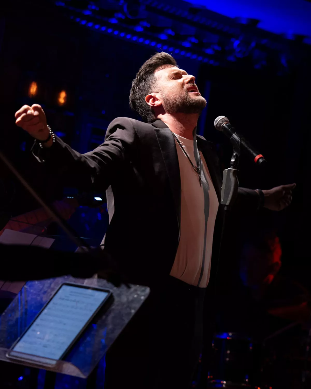 Mauricio Martínez en el escenario del Studio 54 Below