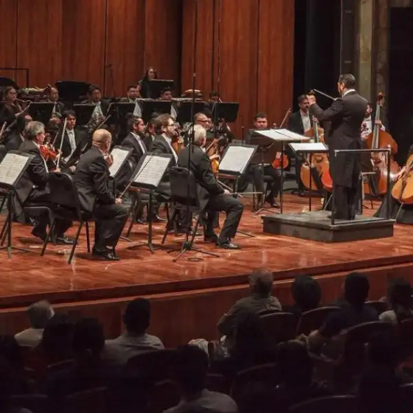 Una orquesta musical en un teatro.jpg