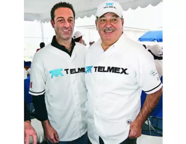 La mayor pasión del empresario son las carreras de autos, por eso creó la Escudería Telmex.