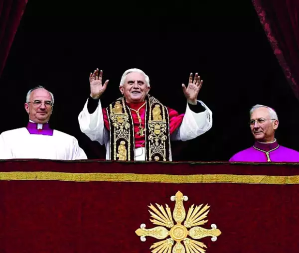 Luego de la muerte de Juan Pablo II, Joseph Ratzinger se convierte en Benedicto XVI, el papa nÃºmero 265.