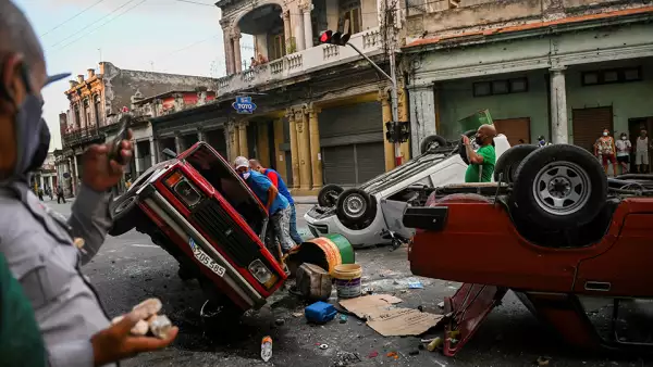 Vehículos de la Policía fueron girados durante las protestas antigubernamentales en La Habana, Cuba. 