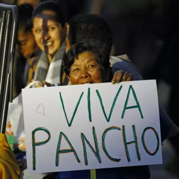 Los fieles se reúnen afuera del aeropuerto para dar la bienvenida al primer papa latinoamericano en visitar México.