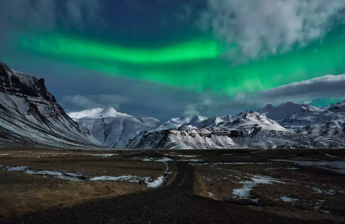 Foto de las auroras boreales en las montañas del oeste de Islandia, junto al monte Kirkjufell.