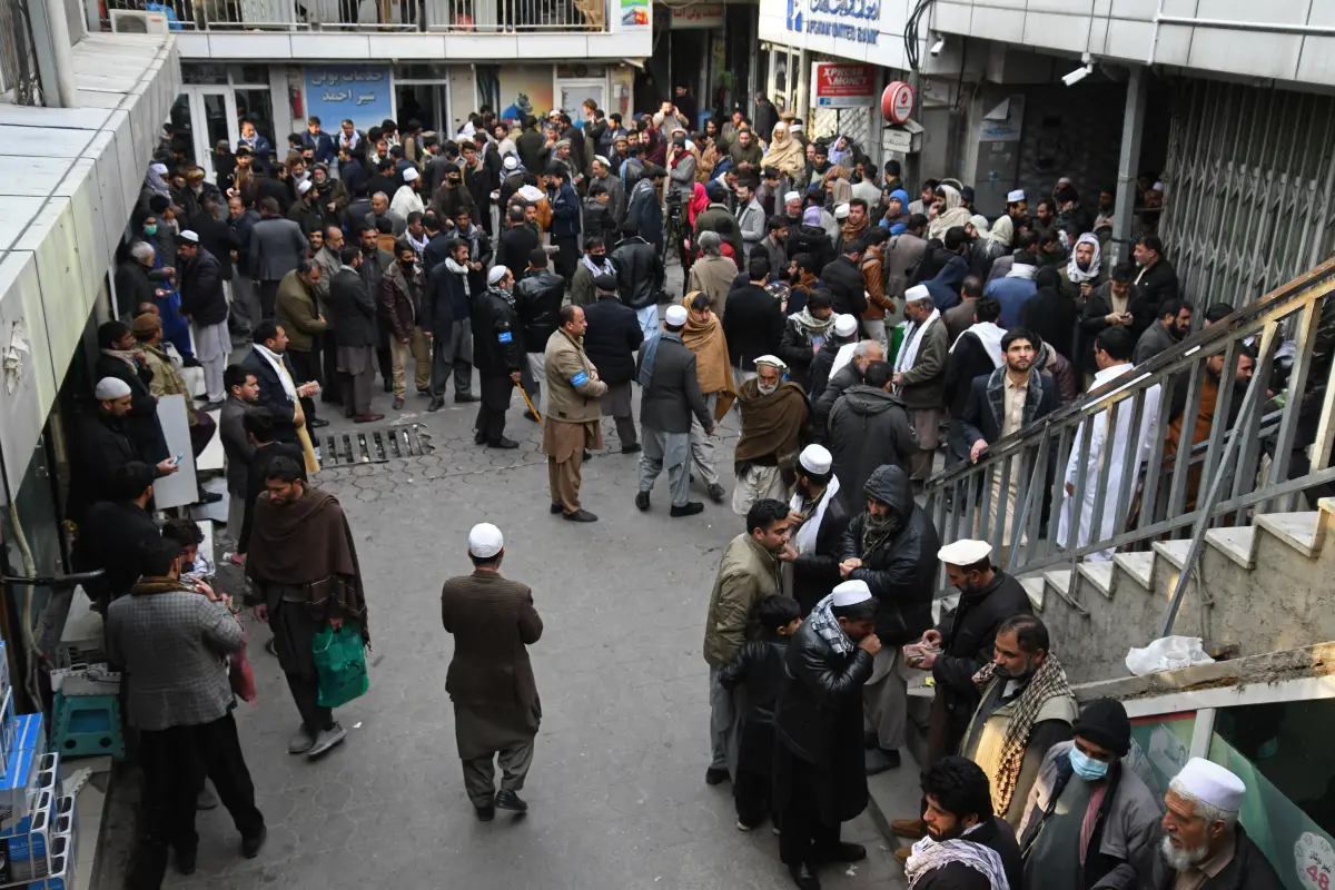 Gente se reúne en el mercado de divisas Sarai Shanda en Kabul, Afganistán. 