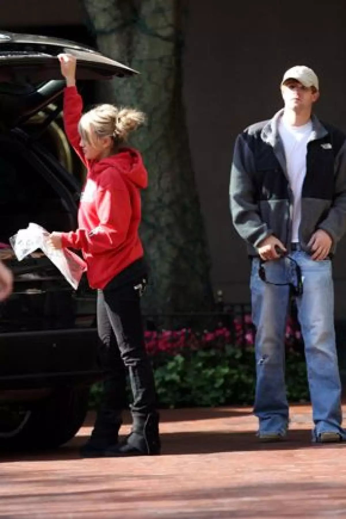 Casey Aldridge salió disparado de su camioneta cuando ésta se volcó en la madrugada.