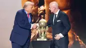 Estados Unidos El presidente Donald Trump recibe el Premio de la Paz de la FIFA del presidente de la FIFA, Gianni Infantino, en el Sorteo oficial de la Copa Mundial de la FIFA 2026 en el Centro John F. Kennedy para las Artes Escénicas el 5 de diciembre de 2025 en Washington, DC.