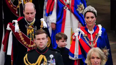 El príncipe William, el príncipe Louis y la princesa Kate en la Coronación de Carlos III