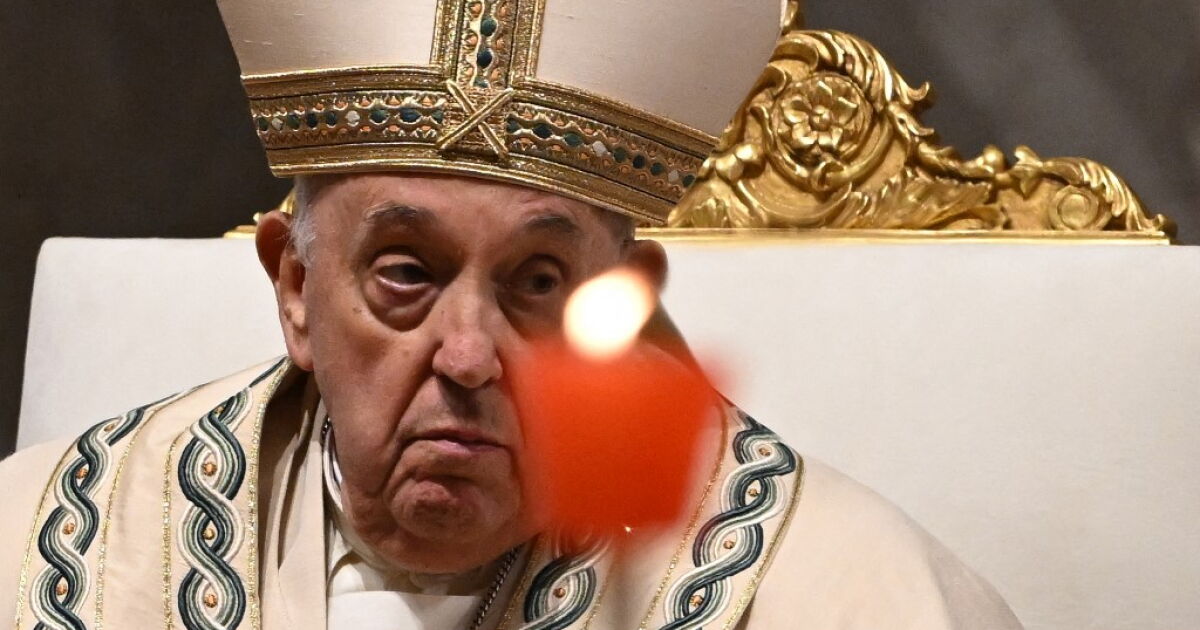 El papa preside la vigilia pascual en medio de preocupaciones por su salud