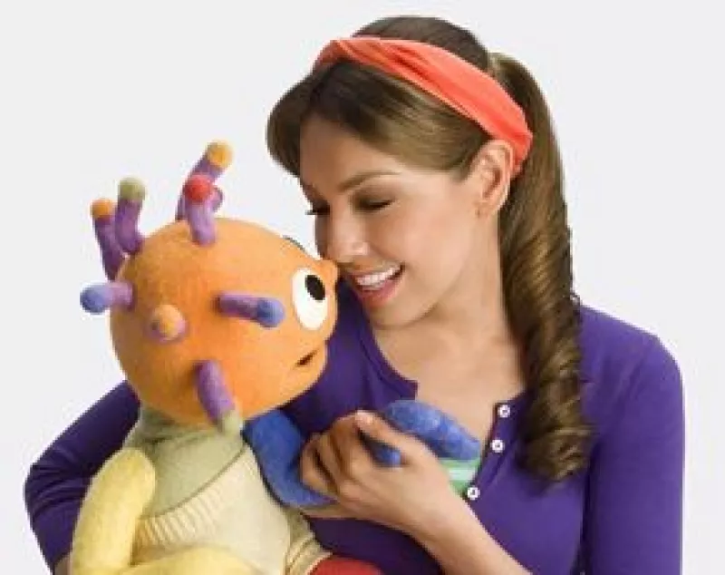 La cantante inició las transmisiones en televisión de `Las Aventuras de Eebee´, en el que, igual que Aracely Arámbula, da consejos sobre el cuidado y desarrollo de los niños.