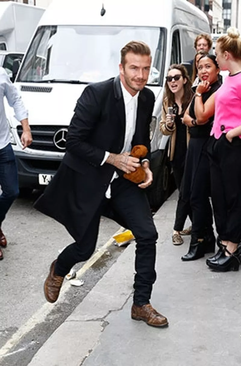 La diseñadora inauguró este jueves su primera tienda en Londres, la cual se distingue por ser vanguardista. Su esposo, el ex futbolista, fue su principal apoyo.