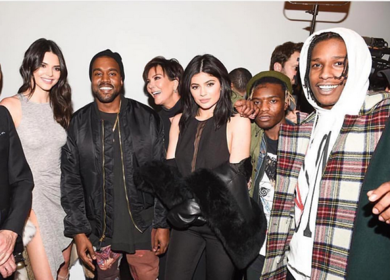La familia de Kim adora a Kanye y no podían dejar de ir a su show.