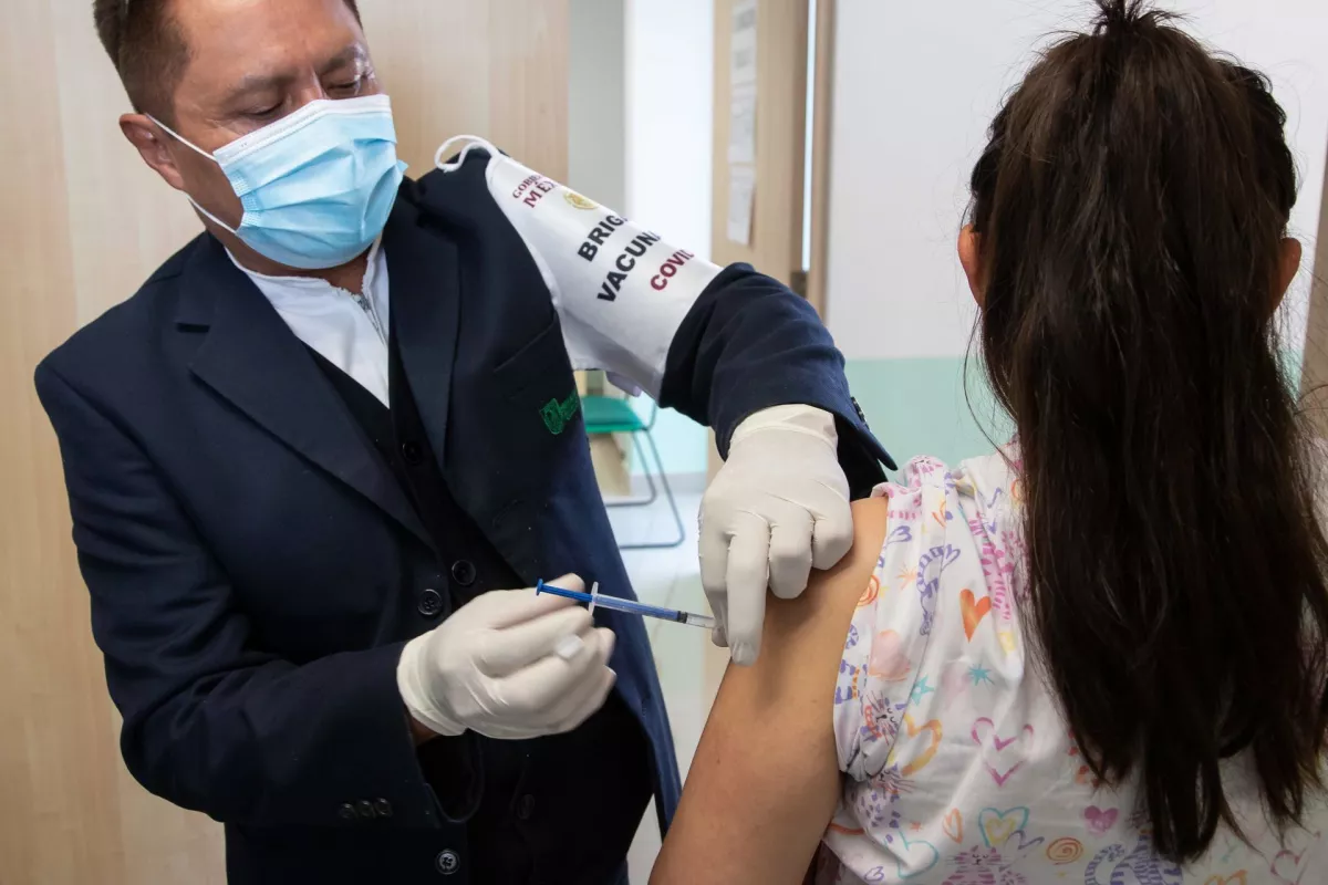 Jornada de vacunación contra COVID-19 a personal médico del estado.