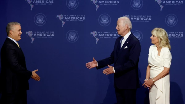 El presidente de los Estados Unidos, Joe Biden, y la primera dama, Jill Biden, dan la bienvenida al presidente de Colombia, Iván Duque, durante la novena Cumbre de las Américas.