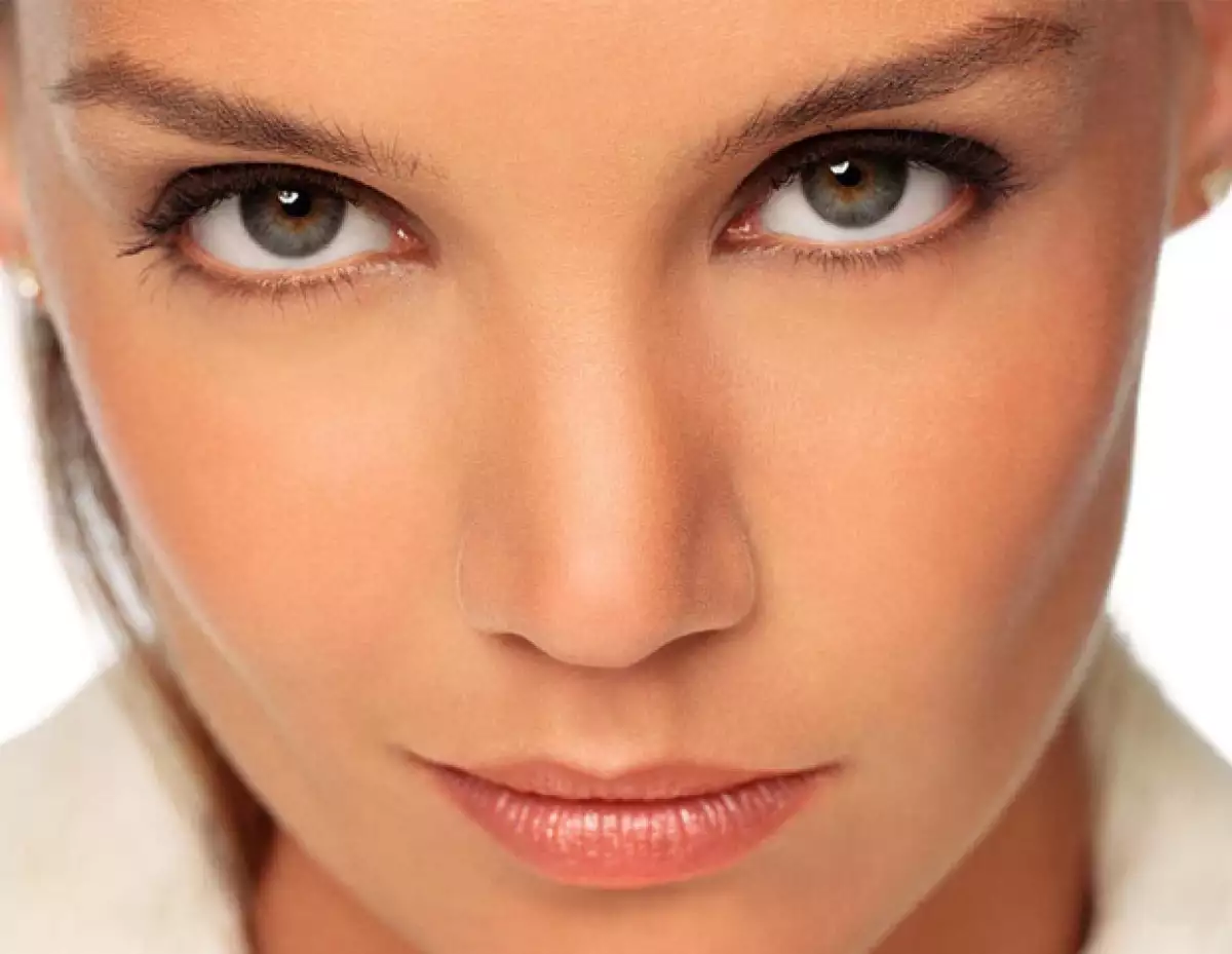 Esta será la primera vez que la marca usará un rostro popular para promocionar su marca; por otro lado la ex de Tom Cruise presentará su marca de ropa este domingo en la semana de la moda de NY.