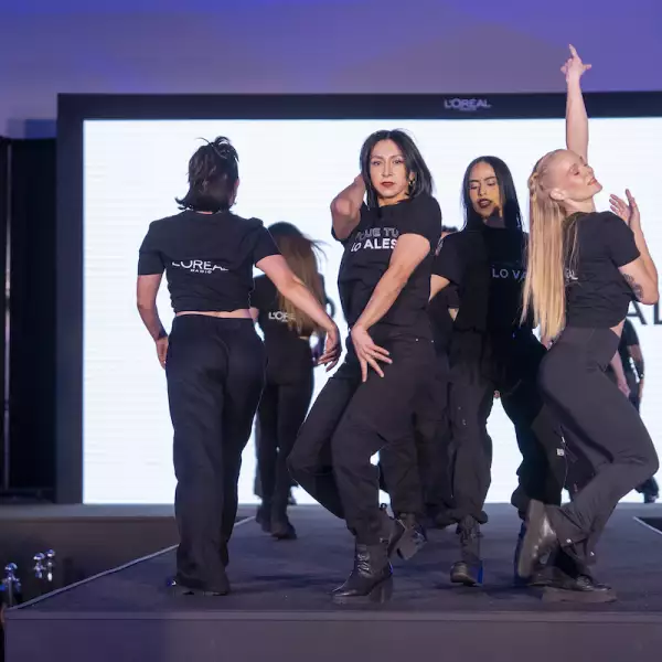 Todas las participantes en la pasarela lucieron un look increíble con maquillaje de L'Oréal Paris.