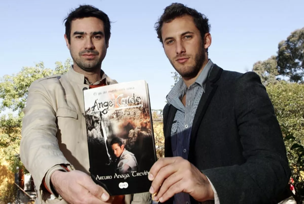 El cineasta Arturo Anaya (izq) eligió a Sebastián Zurita (der), al hermano y padre de éste, Emiliano y Humberto, para protagonizar su opera prima.